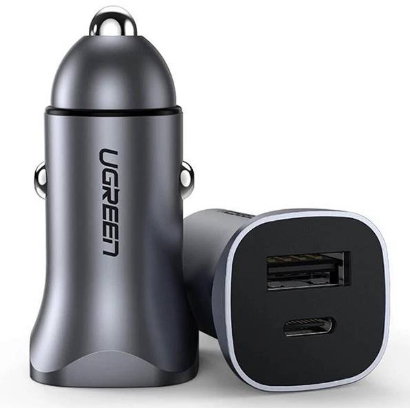 Zwei schlichte, metallische Ladegeräte für Autos, eines aufrecht stehend und das andere liegend, mit USB-Anschlüssen auf der Oberseite.