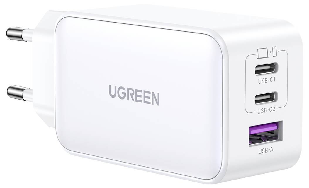 Ein weißer UGREEN-Wandladegerät mit zwei USB-C-Anschlüssen, die mit ‚USB-C1' und ‚USB-C2' beschriftet sind, und einem USB-A-Anschluss, der mit ‚USB-A' gekennzeichnet ist.