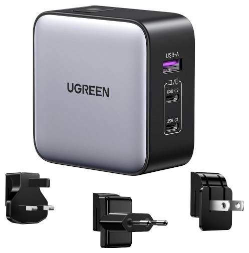 Ugreen-Mehrfach-Ladegerät mit USB-A und zwei USB-C-Ausgängen. Inklusive austauschbarer Stecker für verschiedene Regionen.