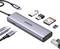 UGREEN USB-C Hub mit mehreren Anschlüssen, einschließlich HDMI, Ethernet und Kartenslots, umgeben von verschiedenen Anschlüssen und Speicherkarten.