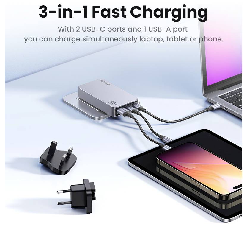 Ein USB-C Dockingstation verbindet sich mit einem Laptop und Smartphone und demonstriert das '3-in-1 Schnellladen' mit zusätzlichen Adaptern in der Nähe.