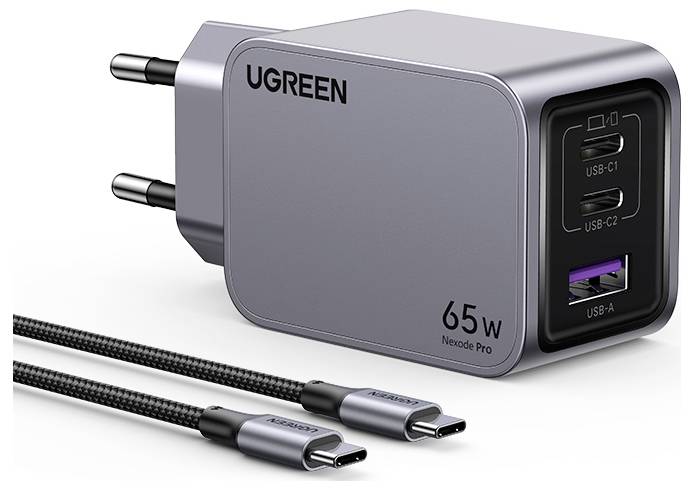 Ein Dual-Port-USB-Ladegerät mit der Markenbezeichnung 'UGREEN 65W Nexode Pro', ausgestattet mit zwei USB-C- und einem USB-A-Anschluss, zusammen mit zwei USB-C-Kabeln.