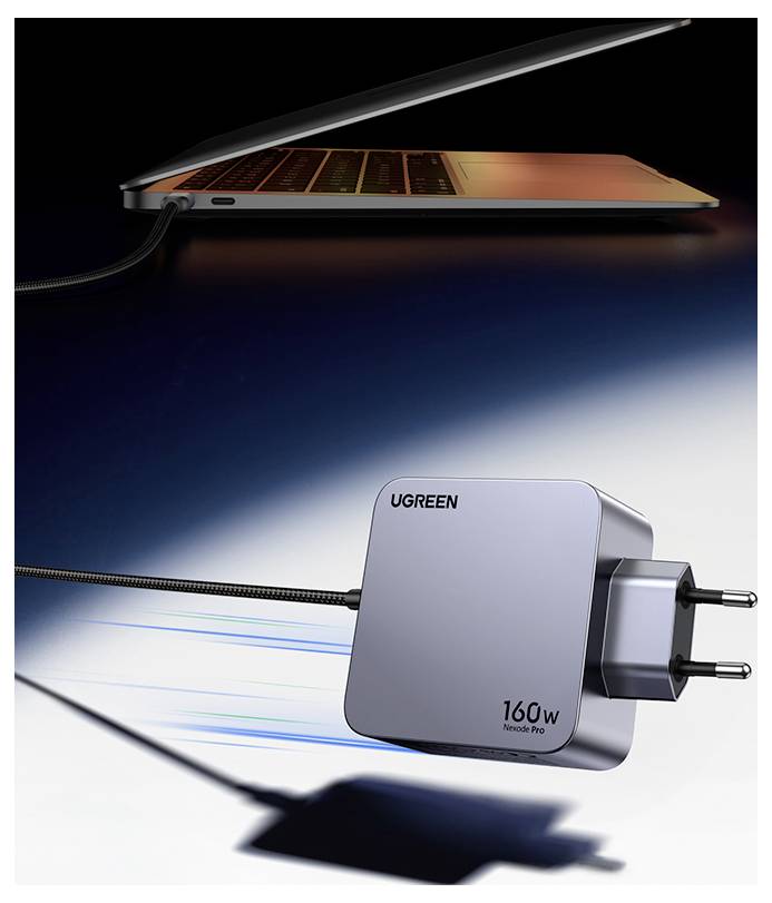 Ein 160-W-Ladegerät mit der Bezeichnung "UGREEN Nexode Pro" ist in einen Laptop eingesteckt, was auf eine Schnellladefähigkeit hindeutet.