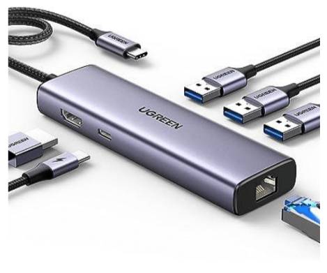 Eine Multi-Port-Dockingstation mit USB-, HDMI-, Ethernet- und USB-C-Anschlüssen. Mehrere kompatible Kabel umgeben das Gerät.