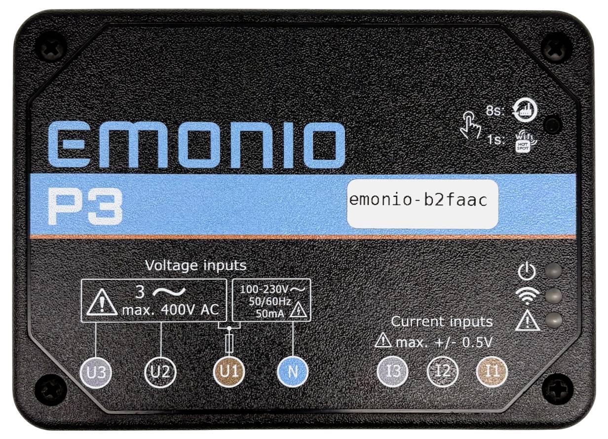Ein schwarzes Emonio P3-Gerät mit Spannung- und Stromeingangsanzeigen. Es zeigt die ID 'emonio-b2faac' und Spannungseingänge bis zu 400V AC.