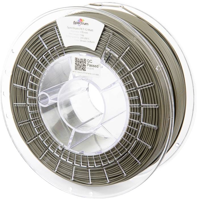 Eine Spule Spectrum Filament mit der Aufschrift "Spectrum PET-G Matt". Sie erscheint sauber aufgewickelt und ist mit einem QC-Prüfplakette gekennzeichnet.
