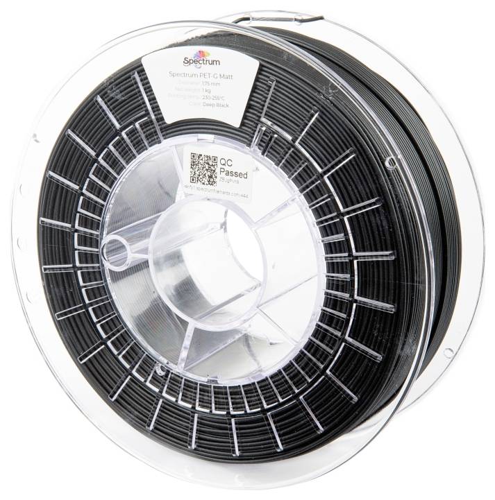 Eine Spule schwarzes 3D-Druckfilament mit der Aufschrift "Spectrum PET-G Matt". Enthält einen QR-Code und einen "QC Passed"-Aufkleber.