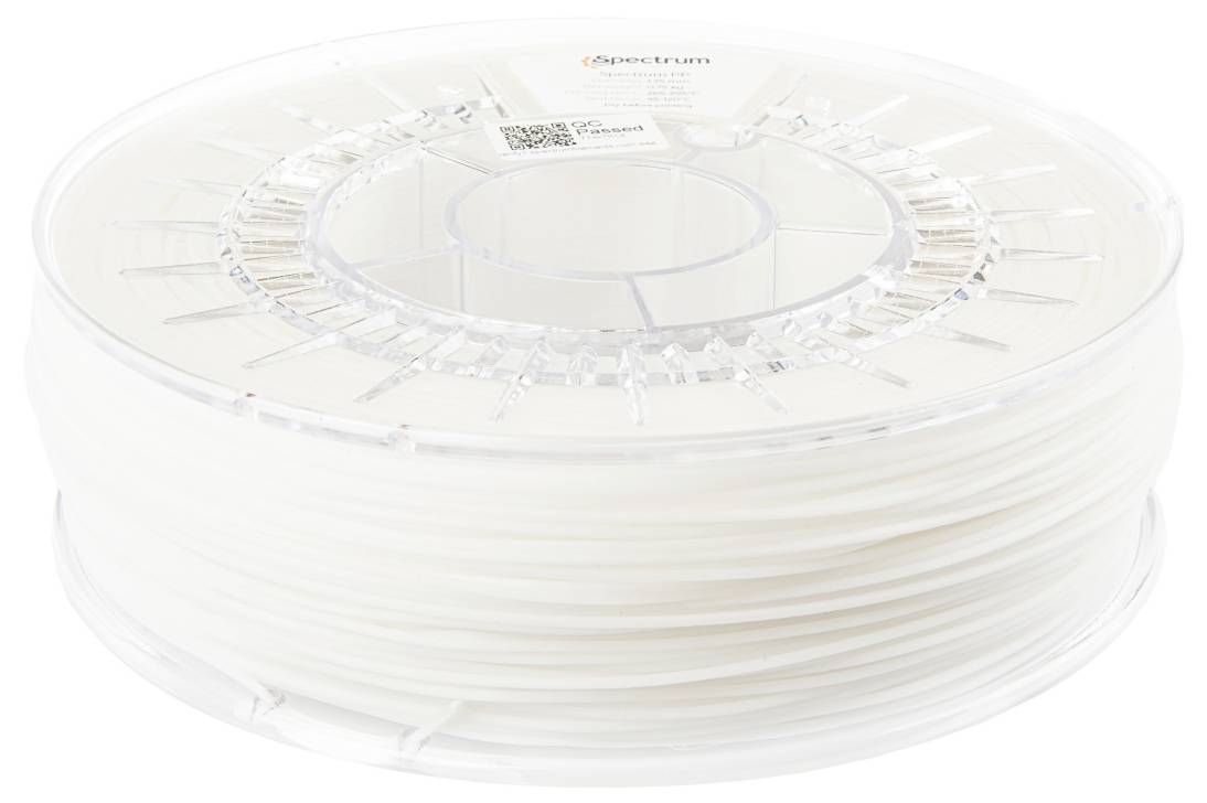 Eine Spule weißen 3D-Druckfilaments mit einer transparenten Kunststoffverpackung, auf der die Marke 'Spectrum' auf dem Etikett zu sehen ist.