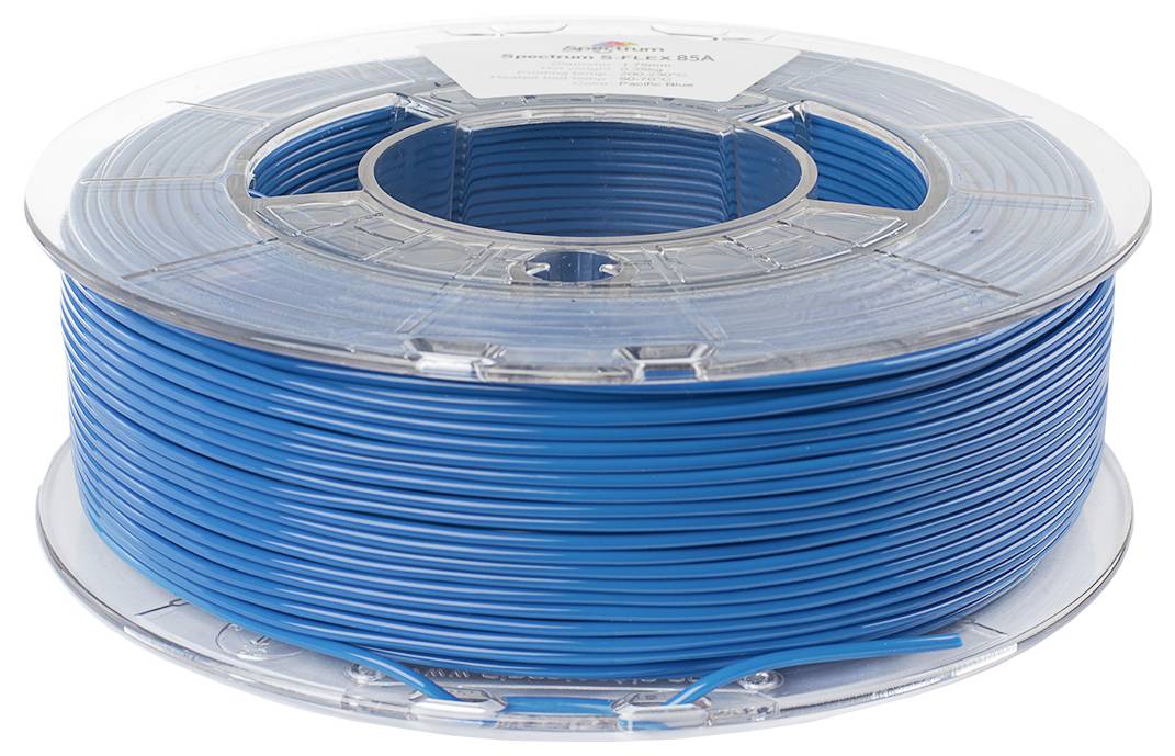 Eine Spule blauen 3D-Druckfilaments liegt horizontal, wobei das Material sauber um die transparente Kunststoffrolle gewickelt ist.