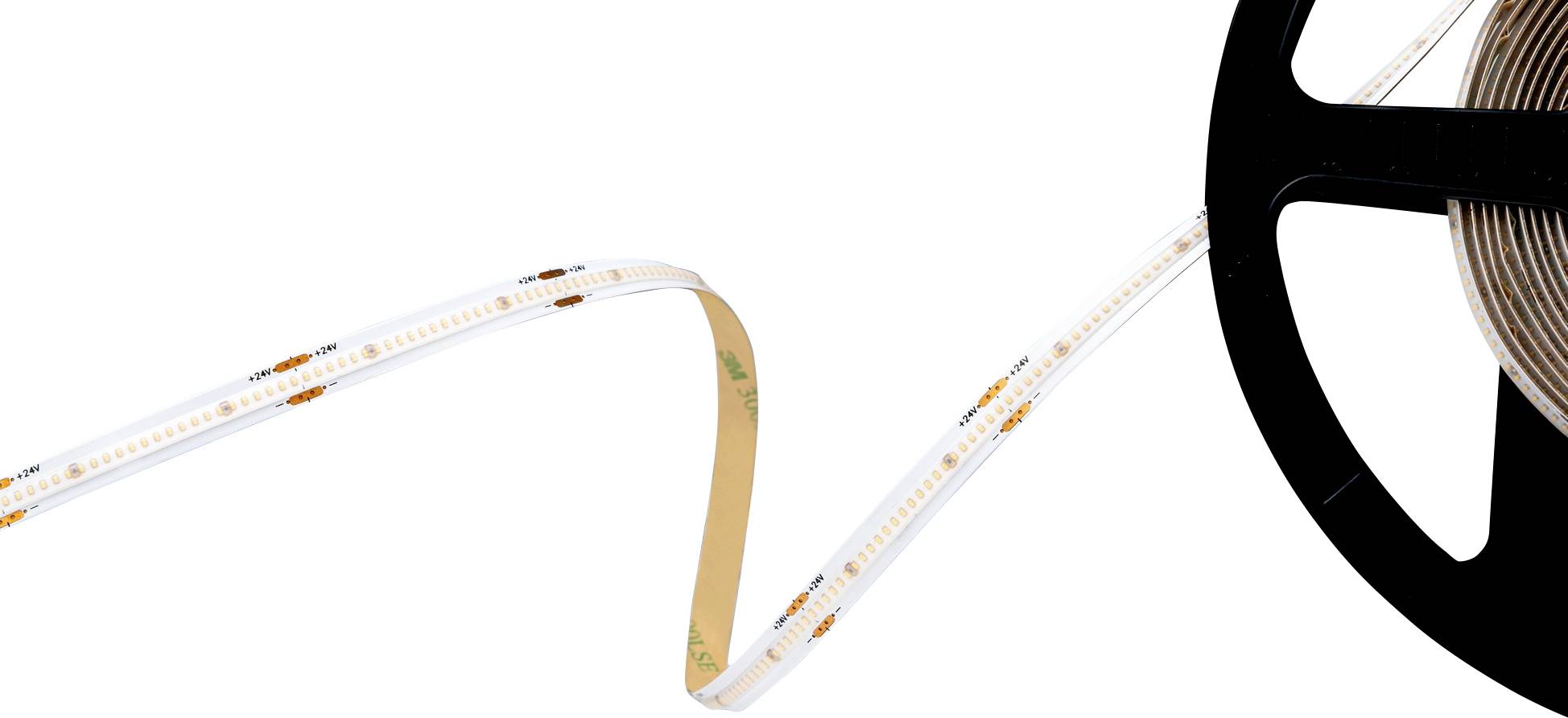 Eine Rolle LED-Lichtleiste, teilweise ausgerollt, zeigt kleine LED-Lämpchen entlang des Streifens vor einem weißen Hintergrund.