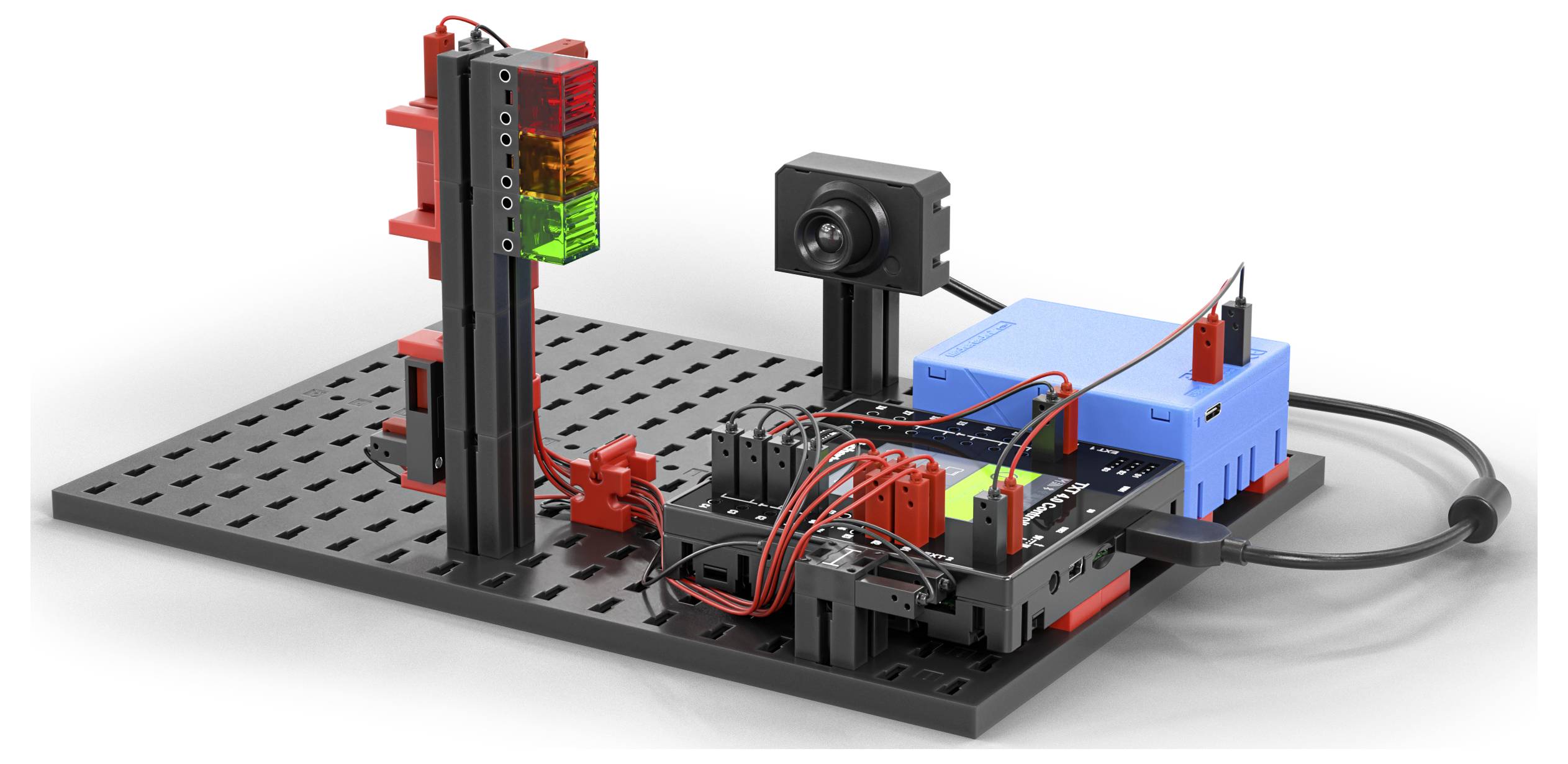 Eine elektronische Leiterplatte auf einer gelochten Grundplatte mit Kabeln, die mit verschiedenen Komponenten verbunden sind, einschließlich eines aufrecht stehenden Sensors und einer Kamera.