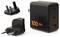 Ein schwarzer Multi-Port-USB-Wandladegerät mit drei internationalen Steckeradaptern, mit orangefarbener Aufschrift '100' und 'uag' auf dem Ladegerät.