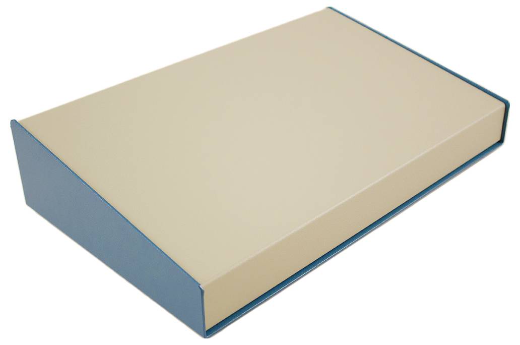 Eine beige und blaue rechteckige Box mit geschlossenem Deckel, aus einem schrägen Blickwinkel betrachtet.