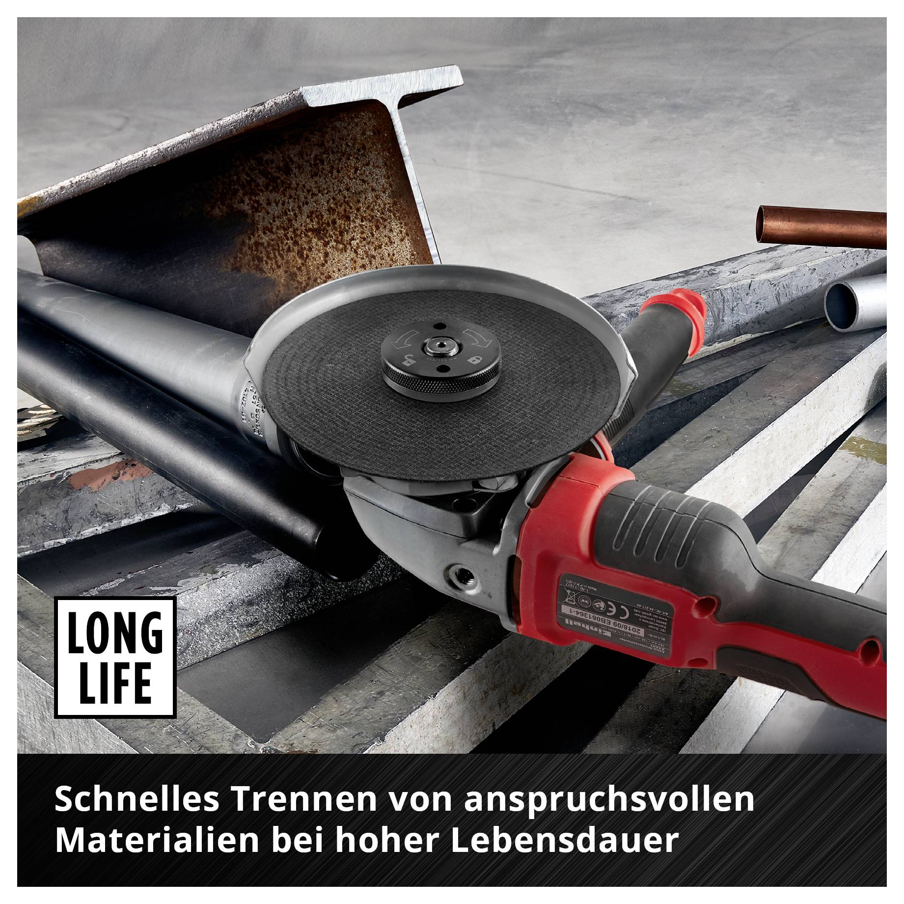 Ein Winkelschleifer durchtrennt Metall auf einem Stapel von Stahlprofilen. Auf dem Bild steht: 'Schnelles Trennen von anspruchsvollen Materialien bei hoher Lebensdauer'.