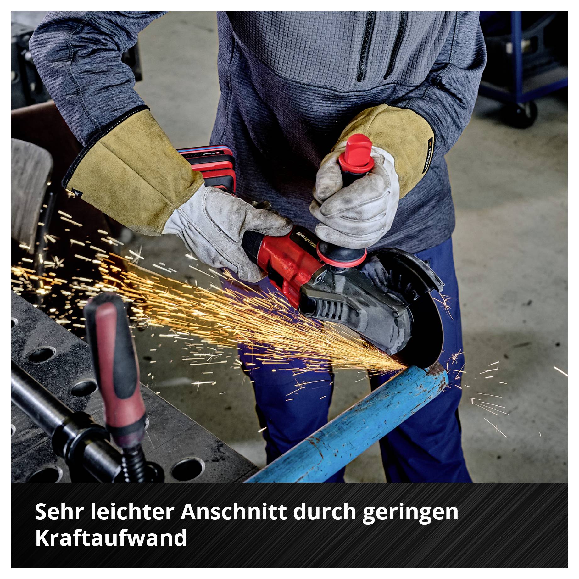 Eine Person schneidet mit einem Winkelschleifer ein Rohr, Funken sprühen. Text: 'Sehr leichter Anschnitt durch geringen Kraftaufwand'.