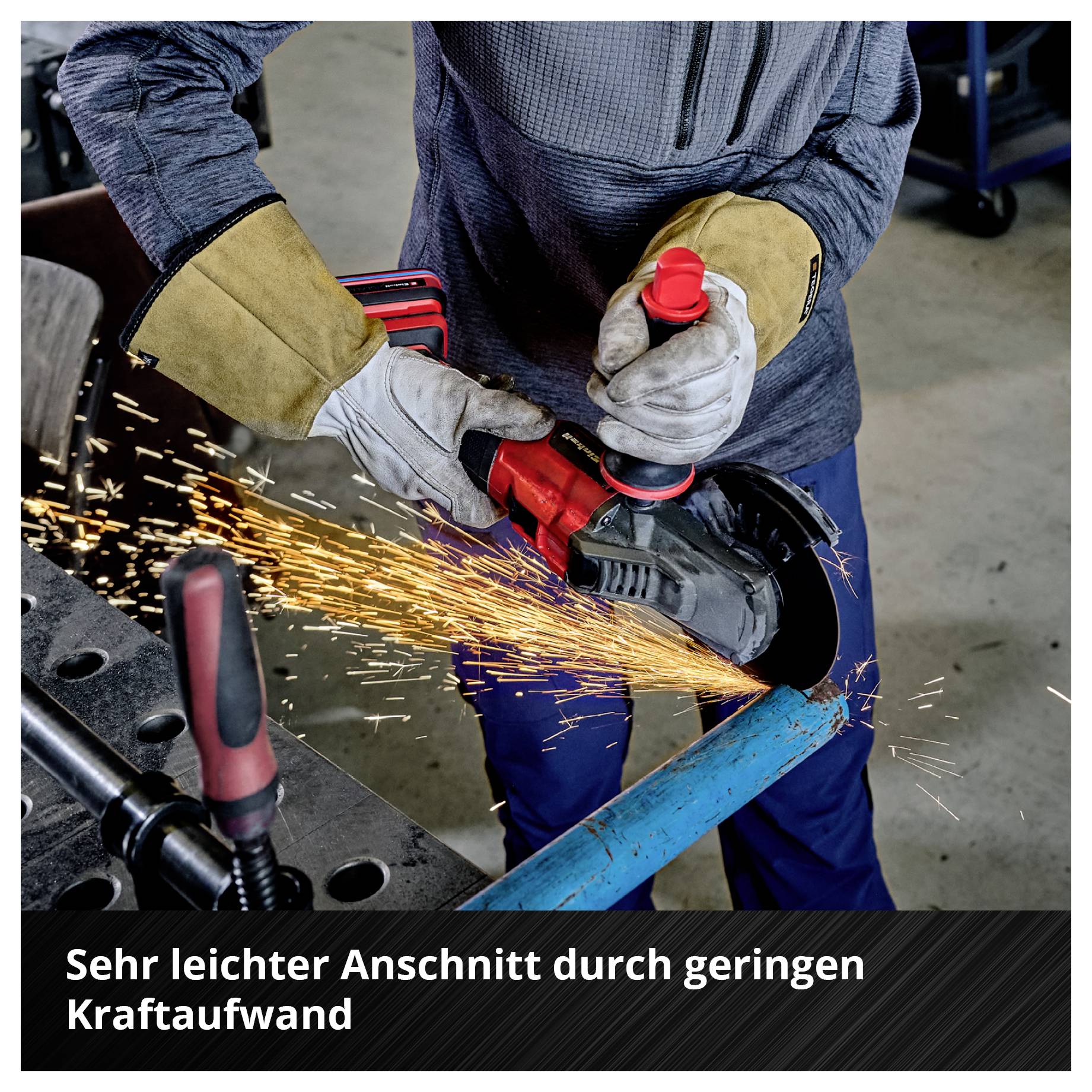 Person in Arbeitskleidung schneidet ein Metallrohr mit einem Winkelschleifer. Funken sprühen. Text im Bild: 'Sehr leichter Anschnitt durch geringen Kraftaufwand'.
