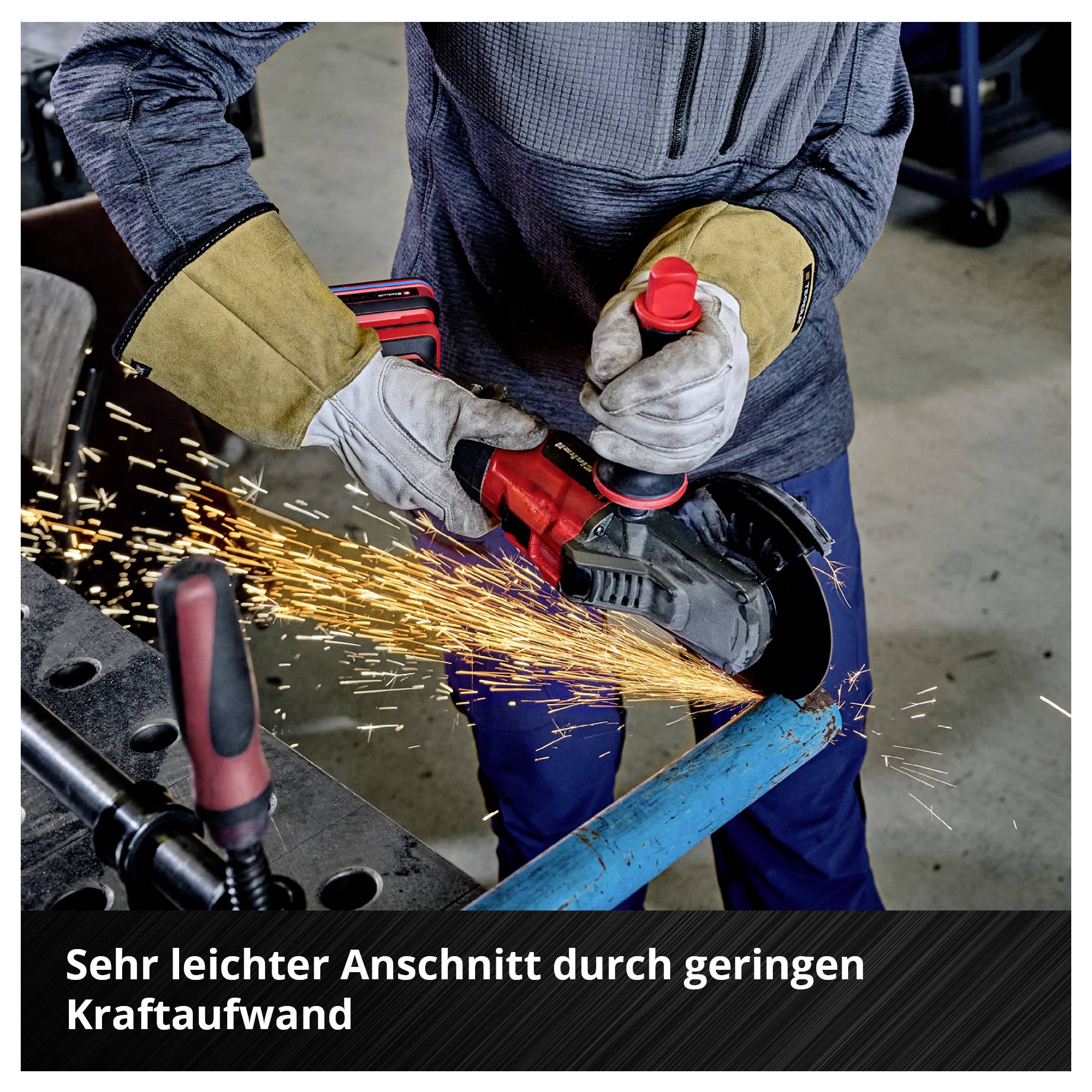 Person schleift ein Rohr mit einem Winkelschleifer. Funken fliegen vom Metall. Text 'Sehr leichter Anschnitt durch geringen Kraftaufwand'.