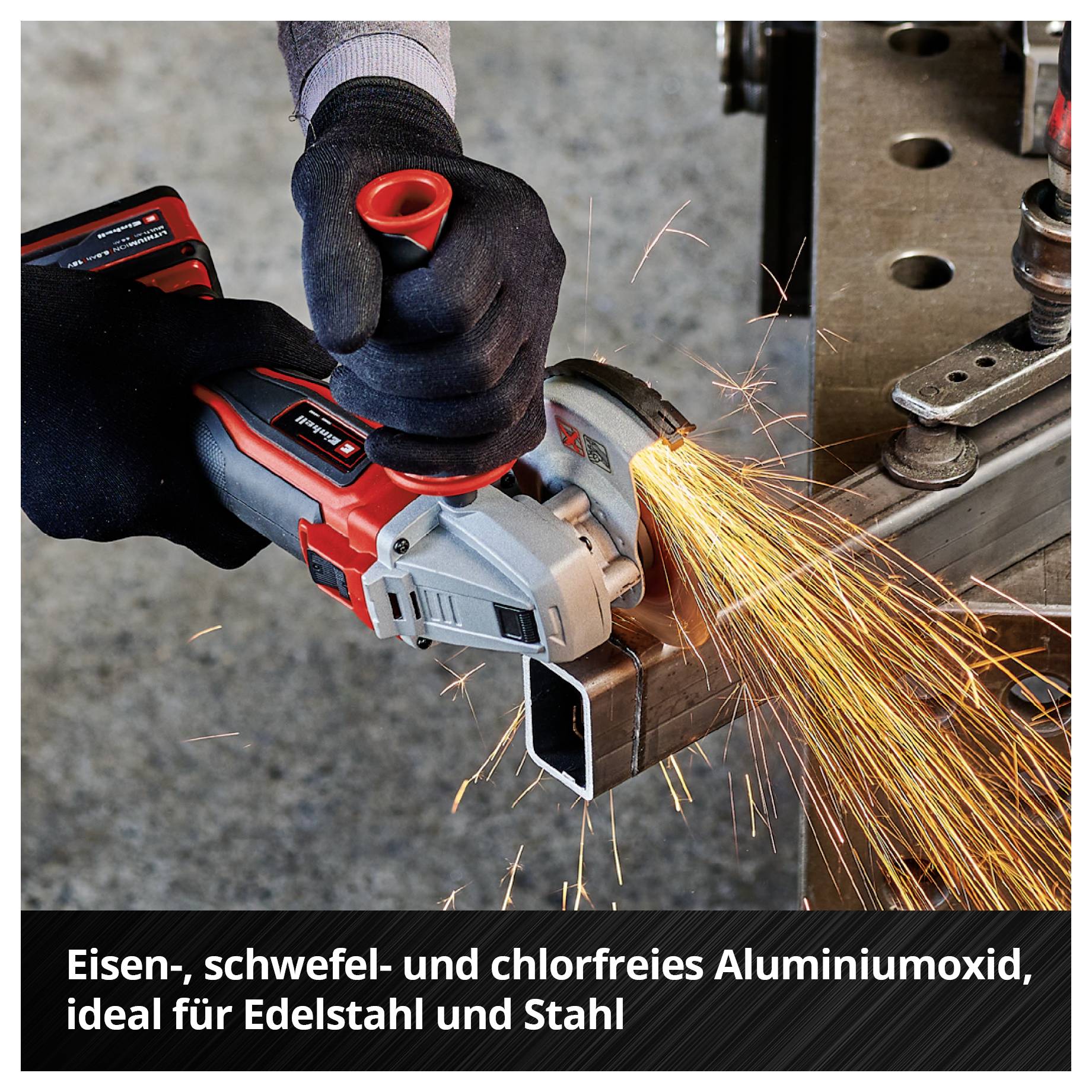 'Eine Person schneidet Metall mit einem Winkelschleifer. Funken fliegen vom Metall ab. Text: Eisen-, schwefel- und chlorfreies Aluminiummodioxid, ideal für Edelstahl und Stahl.'