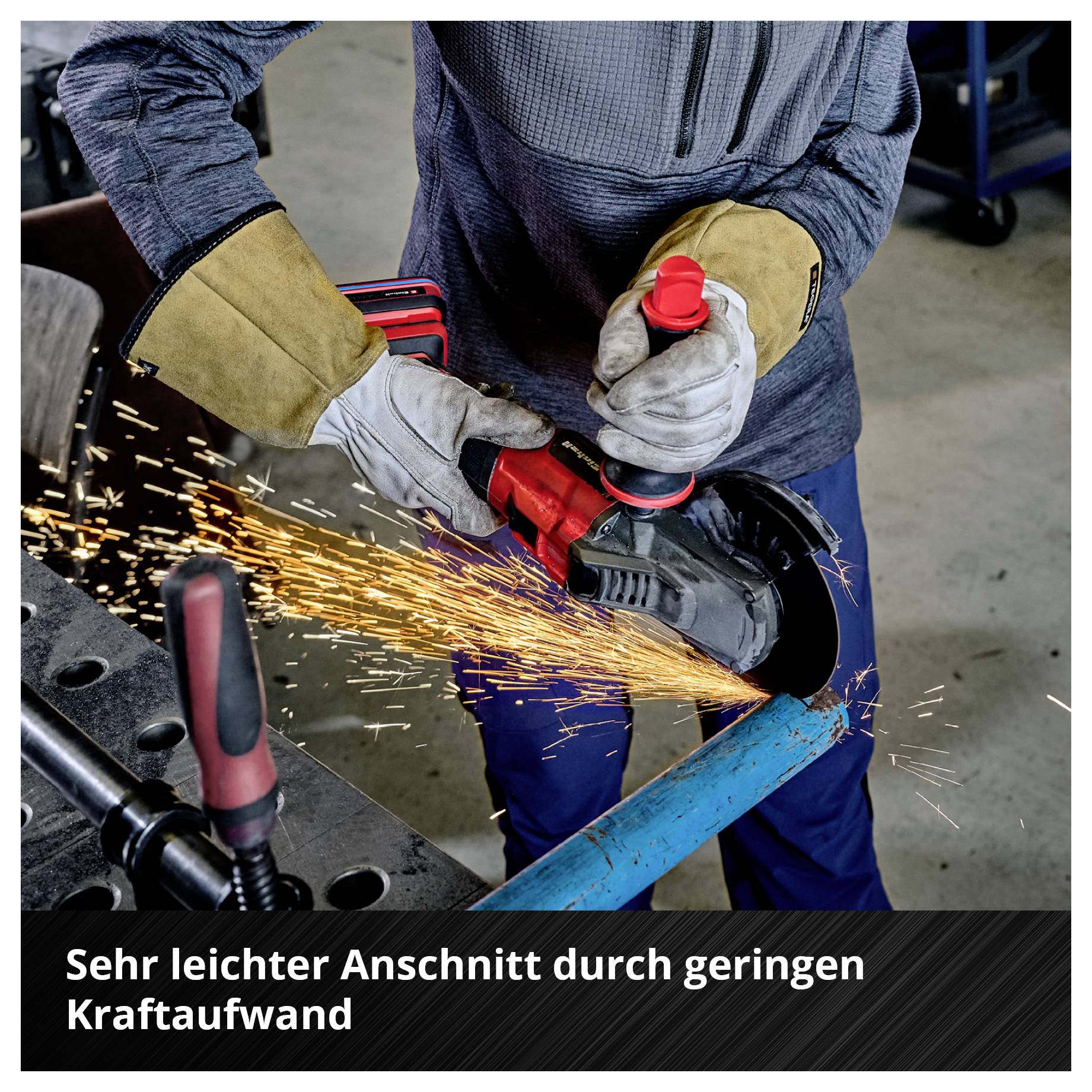 Eine Person mit Schutzhandschuhen schneidet ein blaues Metallrohr mit einer elektrischen Trennschleifmaschine. Text: 'Sehr leichter Anschnitt durch geringen Kraftaufwand'.