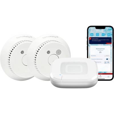 Zwei weiße runde Rauchmelder und ein weißes Smart-Home-Gerät neben einem Telefon, das eine Heimautomatisierungs-App anzeigt.