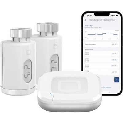 Zwei intelligente Heizkörperventile und ein Thermostat-Hub, die neben einem Smartphone mit einer App-Oberfläche mit Temperatureinstellungen angezeigt werden.