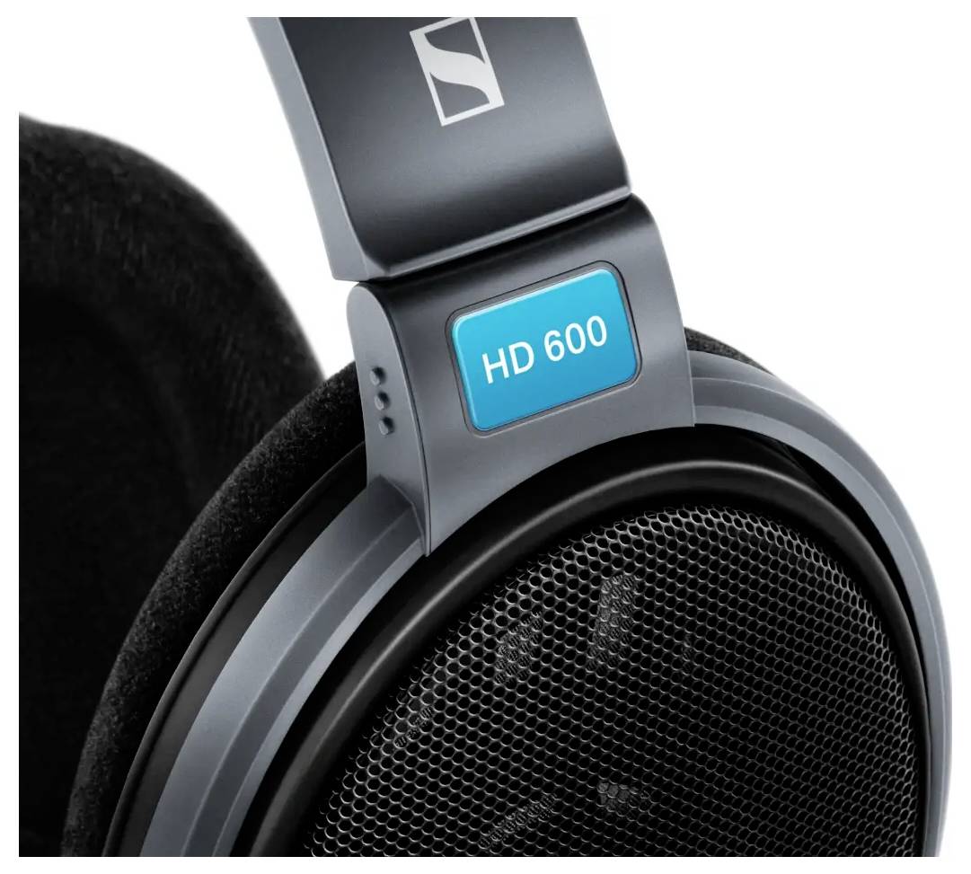 Nahaufnahme von High-Fidelity Over-Ear-Kopfhörern mit einem blauen 'HD 600' Etikett auf dem Kopfbügel, die das detaillierte Netzdesign der Ohrmuscheln präsentieren.