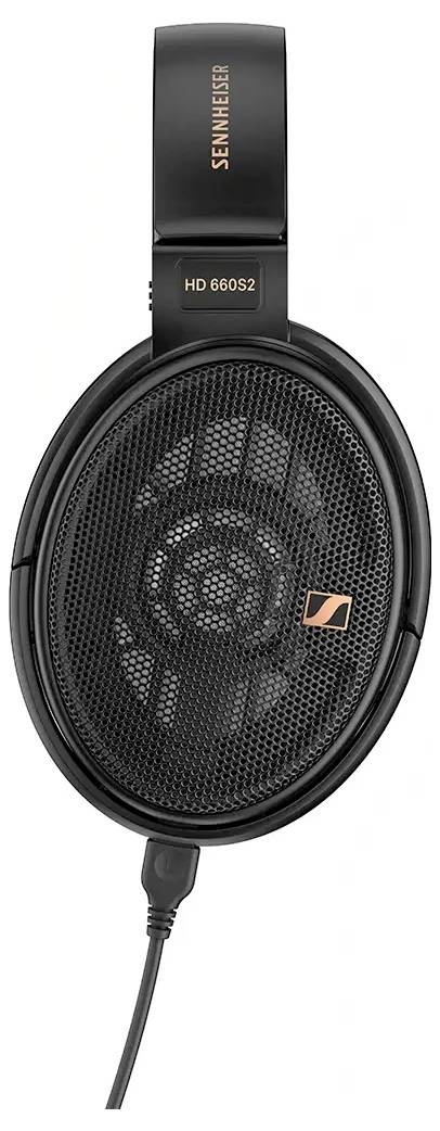 Schwarze Over-Ear-Kopfhörer mit einem Gittergehäuse und Sennheiser-Branding auf dem Kopfbügel.