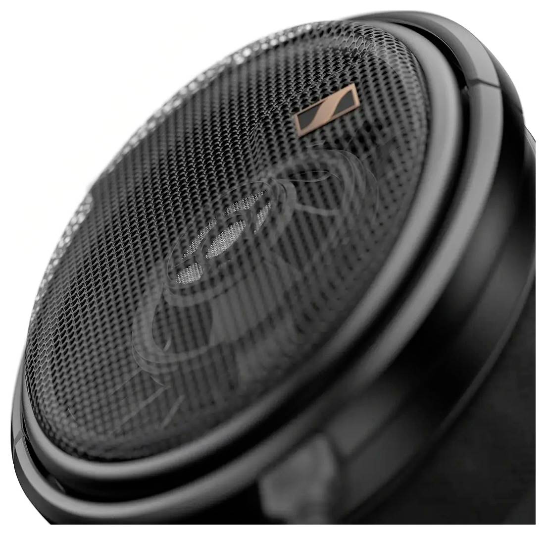 Nahaufnahme eines schwarzen Audiolautsprechers mit einem Lochgitter und einem kleinen Logo. Der Lautsprecher scheint Teil eines Soundsystems zu sein.