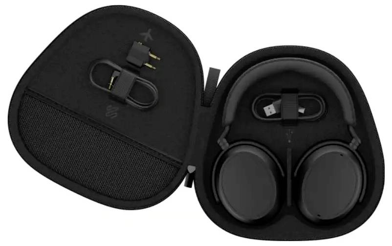 Schwarze Over-Ear-Kopfhörer in einem robusten Hartschalenkoffer mit angeschlossenem Ladekabel und Flugzeug-Adapter.