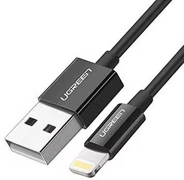 Ein schwarzes UGREEN USB-auf-Lightning-Kabel, Nahaufnahme mit Blick auf beide Anschlüsse.