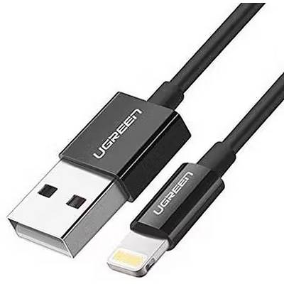 Ein schwarzes UGREEN USB-auf-Lightning-Kabel, Nahaufnahme mit Blick auf beide Anschlüsse.