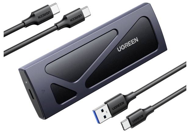 Eine schlanke, dreieckig gemusterte UGREEN tragbare SSD mit einem blauen USB-C zu USB-A Kabel und einem regulären USB-C Kabel, auf einem weißen Hintergrund platziert.