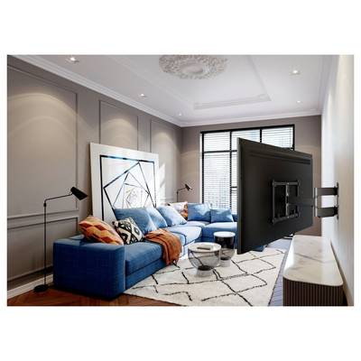 Ein modernes Wohnzimmer mit einem blauen Ecksofa, bunten Kissen, geometrischen Kunstwerken, einer wandmontierten TV und Stehlampen, die eine gemütliche Atmosphäre schaffen.