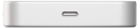 Eine Nahaufnahme eines USB-C-Anschlusses an einem weißen Gerät, zentriert im Bild.