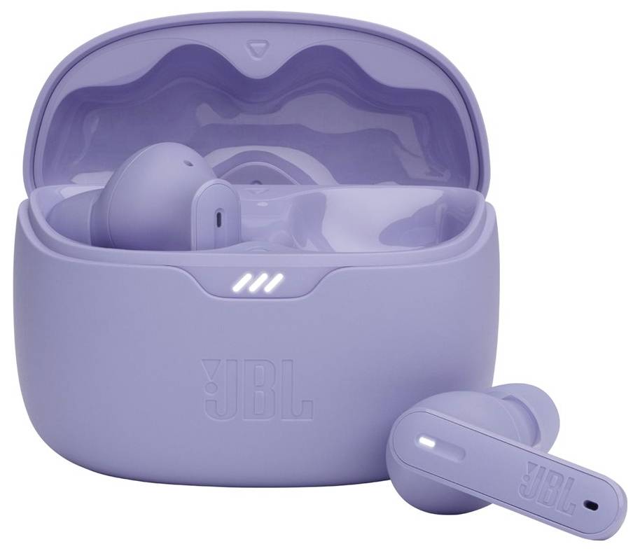 Lila JBL-Ohrhörer in einem offenen Ladeetui, bei dem das JBL-Logo zu sehen ist. Ein Ohrhörer liegt außerhalb des Etuis.