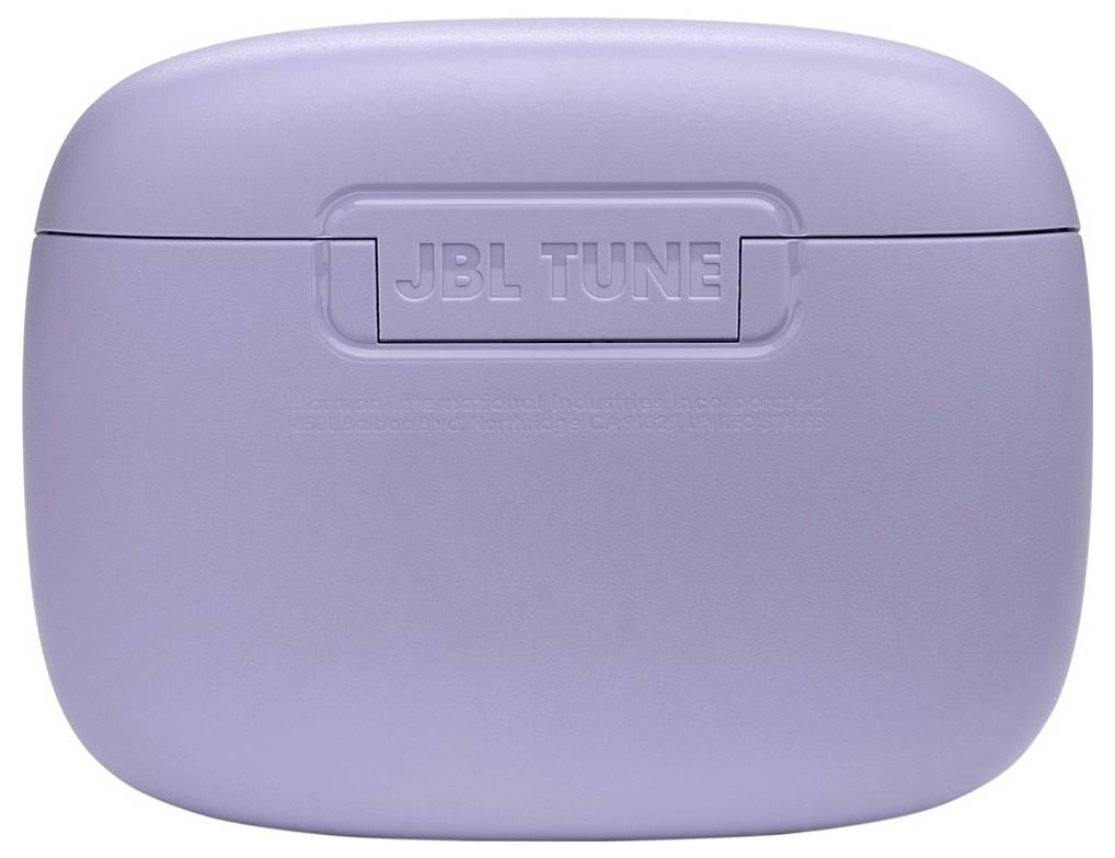 Eine lavendelfarben Ladehülle mit der Aufschrift "JBL Tune" auf dem Deckel, die zum Aufbewahren und Aufladen von Ohrhörern verwendet wird.
