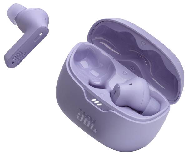 Lila kabellose Ohrhörer und Ladeetui mit 'JBL' Logo, die ein elegantes Design präsentieren; ein Ohrhörer liegt daneben, der andere befindet sich im geöffneten Etui.