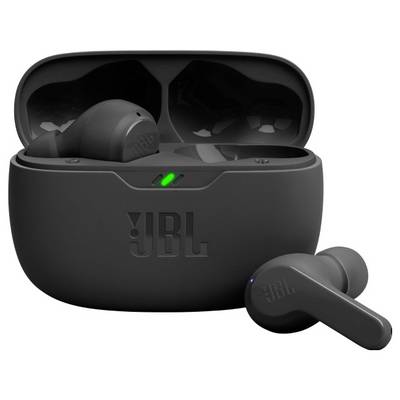 Schwarze kabellose Kopfhörer in einem geöffneten Ladeetui mit einer grünen LED-Anzeige, auf dem das JBL-Logo zu sehen ist.