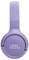 Lila JBL Over-Ear-Kopfhörer, von der Seite präsentiert, mit dem Markenlogo prominent auf der Ohrmuschel.