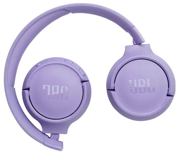 Lila JBL kabellose Kopfhörer zusammengefaltet, wobei das JBL-Logo auf den Ohrmuscheln zu sehen ist.