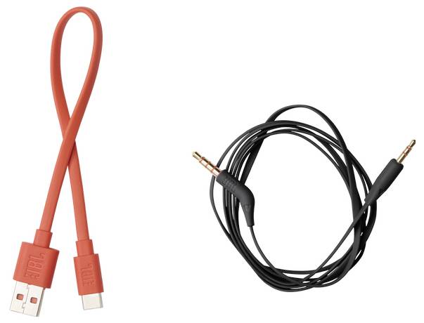 Rotes USB-Ladekabel und schwarzes Audiokabel mit 3,5-mm-Anschlüssen, aufgewickelt und gebrauchsbereit, vor einem weißen Hintergrund.