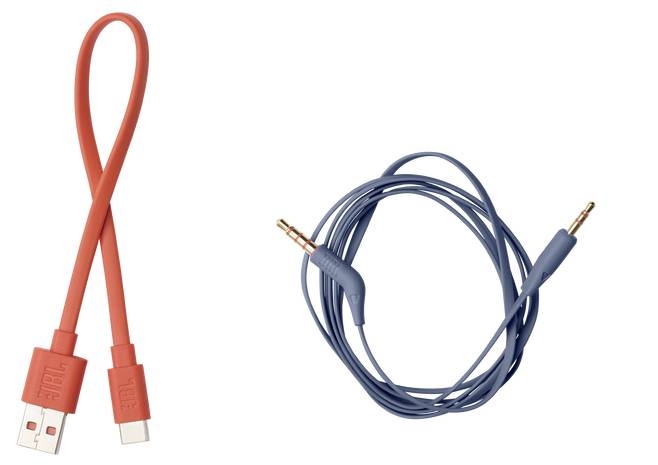 Rotes USB-Kabel und aufgerolltes blaues Audiokabel mit 3,5-mm-Klinkensteckern auf weißem Hintergrund.