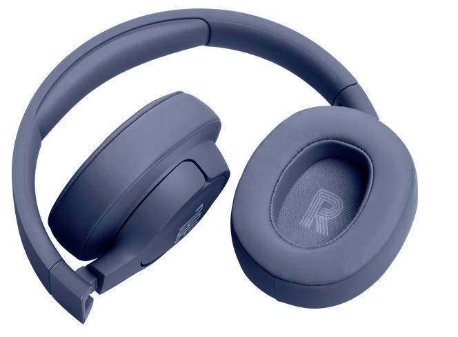 Blaue Over-Ear-Kopfhörer, im rechten Ohrmuschel mit einem 'R' gekennzeichnet, die auf einer weißen Oberfläche liegen.