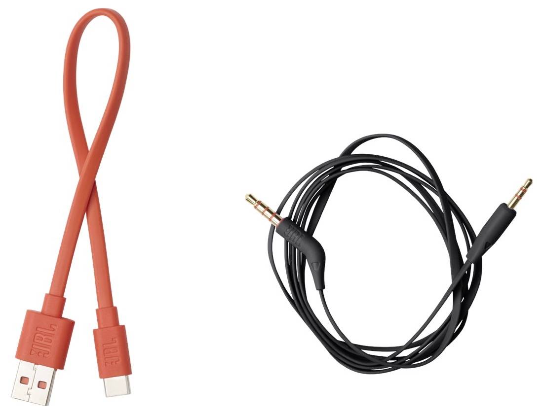 Ein roter USB-Ladekabel und ein schwarzes Audiokabel mit 3,5-mm-Steckern sind auf einem weißen Hintergrund zu sehen.