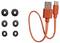 Ein orangefarbenes USB-C-Kabel mit dem 'JBL'-Logo auf den Anschlüssen, zusammen mit sechs schwarzen, runden Kabelorganisatoren, die in zwei Spalten angeordnet sind.