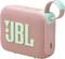 Ein rosa tragbarer JBL Go 4 Bluetooth-Lautsprecher mit gewebter Textur und einem türkisfarbenen Gurt, der ein großes JBL-Logo auf der Vorderseite trägt.