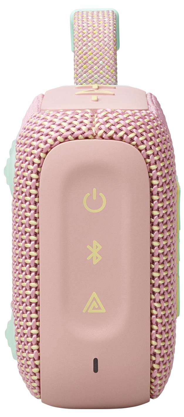 Tragbarer Lautsprecher in Rosa mit Tasten für Ein/Aus, Bluetooth und Wiedergabe. Gewebte Textur mit grünen Akzenten. Schlaufengriff an der Oberseite sichtbar.