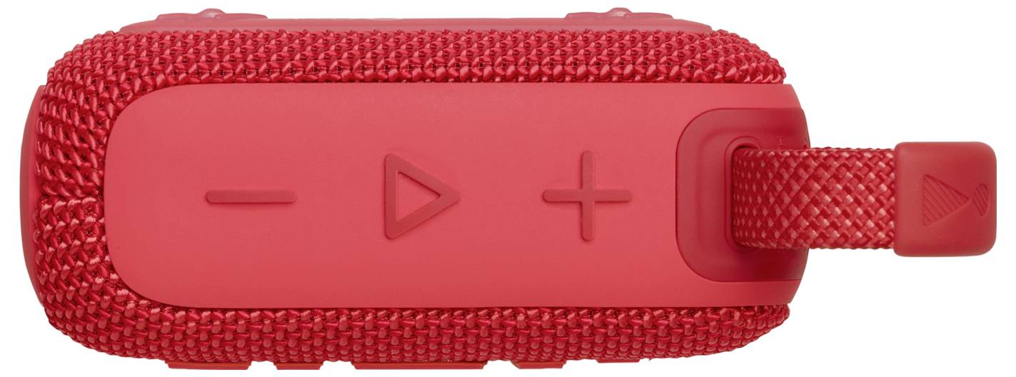 Ein roter tragbarer Bluetooth-Lautsprecher mit Stoffbezug und Tasten für Lautstärke, Wiedergabe/Pause und Ein/Aus an einer Seite, ausgestattet mit einem strukturierten Trageriemen.