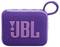 Ein lila JBL tragbarer Bluetooth-Lautsprecher mit strukturiertem Stoff, einem orangefarbenen Logo und einer Trageschlaufe.