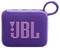 Ein kleiner, lila tragbarer Bluetooth-Lautsprecher mit einer strukturierten Oberfläche, der das große „JBL"-Logo auf der Vorderseite trägt.